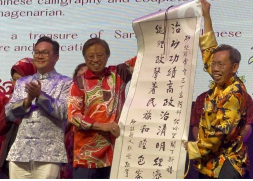 ●砂人联党主席沈桂贤（右一）赠送墨宝予阿邦佐哈里（中）。