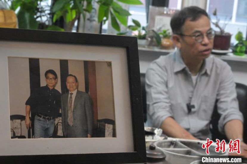 香港画家李志清在其工作室接受中新社记者采访，回忆他与金庸相处的点点滴滴。