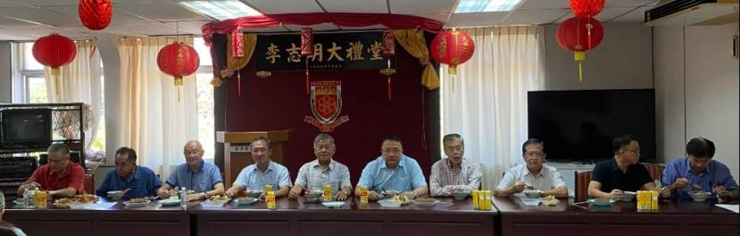 左起为砂河婆同乡会副秘书蔡易沩、署理会长本曼查刘石星、马来西亚河婆同乡会联合总会工商主任拿督斯里黄烈芳、马来西亚河婆同乡会联合总会总会长张添堡、砂河婆同乡会会长拿督蔡庆忠、砂河婆同乡会名誉会长拿督蔡文铎、砂河婆同乡会名誉会长拿督斯里蔡展文、砂河婆同乡会第一副会长本曼查李祥和、砂河婆同乡会第二副会长拿督李启辉以及砂河婆同乡会秘书长巫虎财在享用擂茶时摄。。