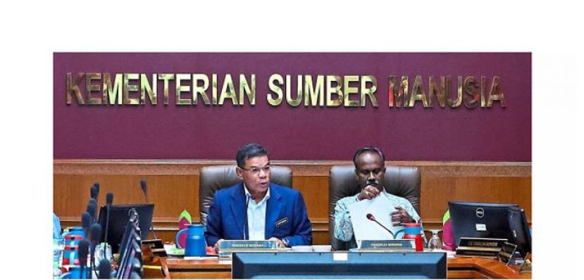 内长赛弗丁（左）与人资部长西华古玛(右)出席外劳管理联合委员会会议。