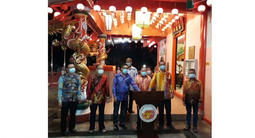 拿督斯里刘为强太平局绅（右4）主持亮灯时影。左起为秘书田志和、副炉主彭武强、主席杨德云、右1与右2为坛主杨丙龙及炉主郑美财。后排为财政刘年良及理事郑秋兰。