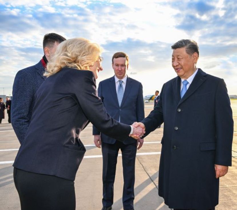  习近平（右三）抵达莫斯科伏努科沃专机机场时，俄罗斯副总理戈利科娃（左二）等政府高级官员热情迎接。