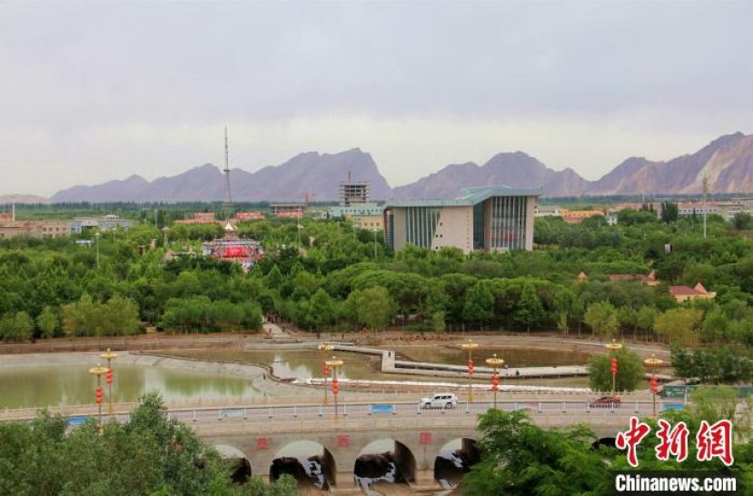 图木舒克这座城市&ldquo;躺&rdquo;在山的怀里。