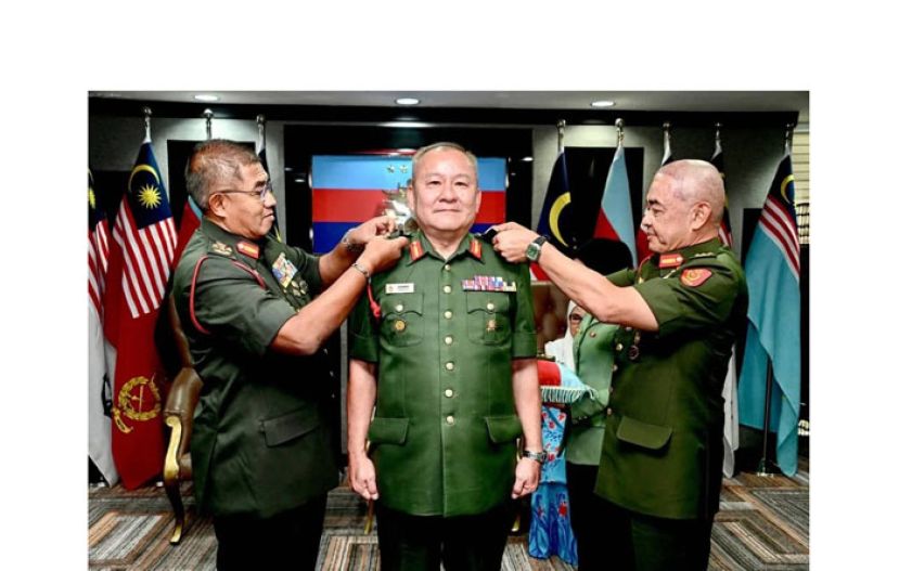 武装部队总司令丹斯里莫哈末尼占(左)与陆军参谋长丹斯里哈菲祖丁(右)为林英成中将（中）主持晋升仪式。