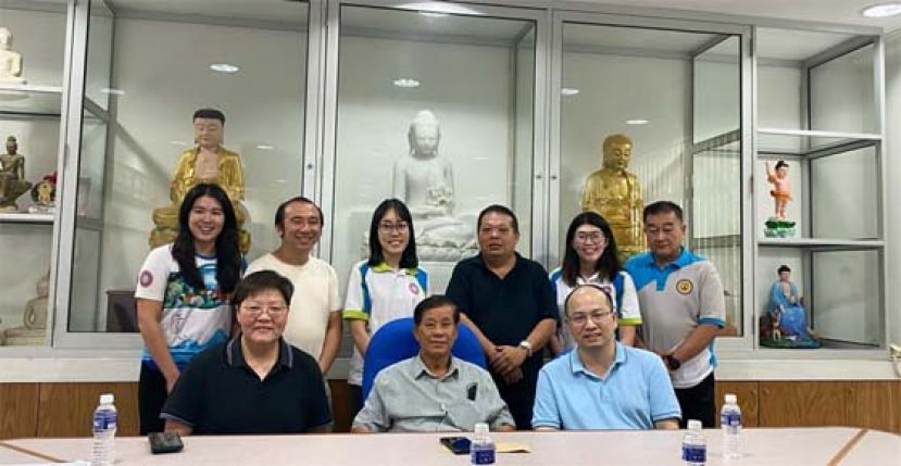 古晋慈云佛教正信会及古晋中医师公会召开新闻发布会，公布义诊活动之详情，前排左起为古晋中医师公会秘书卢雅婷医师、古晋慈云佛教正信会主席萧乃文、古晋中医师工会会长何锦隆医师。