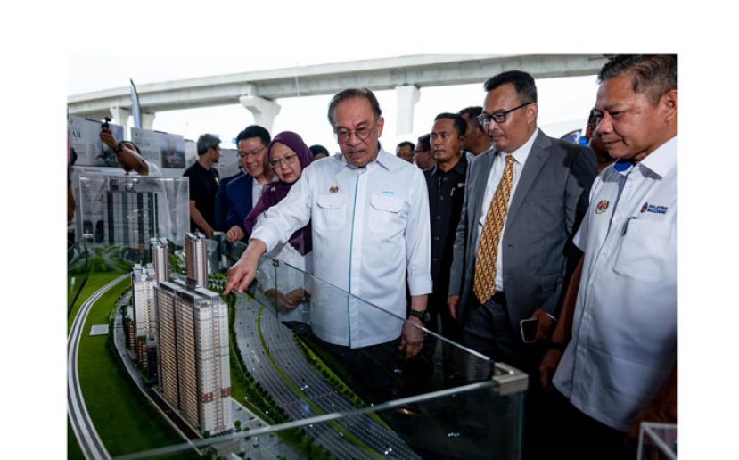 首相安华参观布城昌明住宅模型。