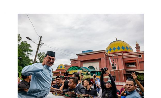 首相安华在斯里鹅唛清真寺向民众挥手致意。