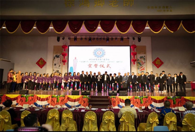 在砂副总理兼公共卫生、房屋与地方政府部长拿督阿玛沈桂贤见证下，晋汉省广东会馆会长郑雅泰（中）率领全体理事宣誓就职。