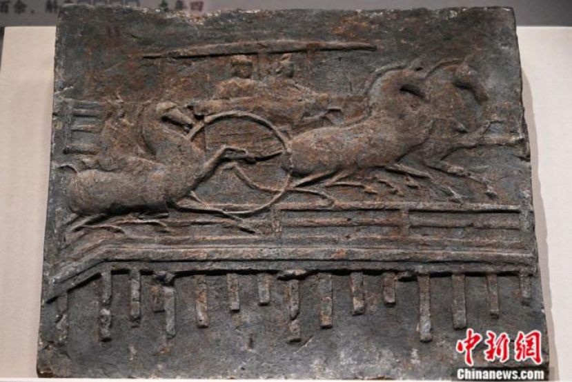 东汉车马过桥画像砖。古人在蜀道修建了大量渡桥、偏桥等桥梁，该画像砖体现了中国古代发达的桥梁修造技术。