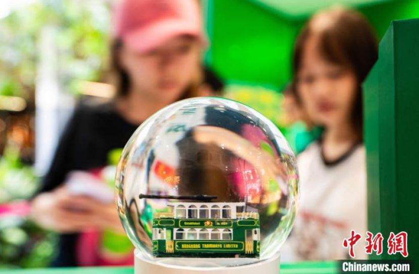 位于香港中环街市内的香港电车120周年限定店内，市民游客在此参观、选购纪念品。