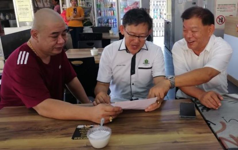 坊间社险福利觉醒推手陈中兴（右起）、薛华东与吴豪忠表明，社险受邀在宝光村设服务柜台推介受政府优惠保费90%的第二自雇人士投保计划。