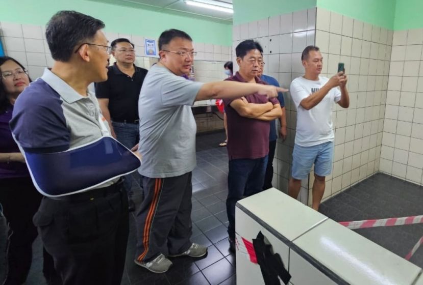 薛华东（左起）、王运才博士、拿督蔡文铎、许义华等人巡视六小厕所。
