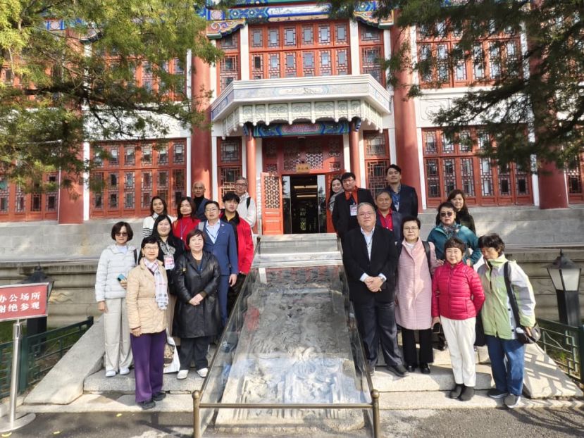 马来西亚砂拉越教育文化代表团团于北京大学校长办公楼大合照。