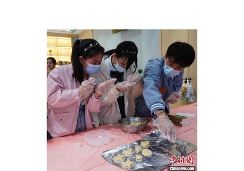 视障孩子捏制面团。