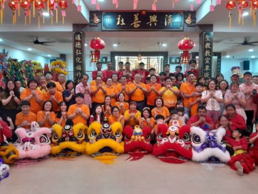 古晋德教会济兴善社于周二（丙午年大年初八）祥瑞日晚，举行拜天公仪式祝玄穹高上帝玉皇大天尊的圣诞，并特备精彩醒狮跳桩、舞龙表演，鼓乐齐鸣，瑞气腾腾，该社顾问方文祥太平局绅（次排右8起）、社长陈瑞兴、署理社长龚德良与共沐神恩德友们合影。