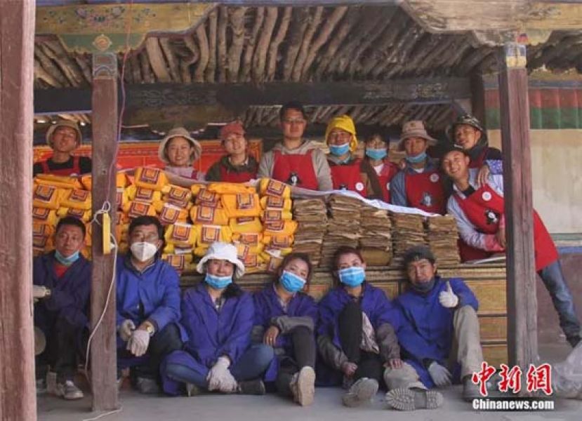 西藏自治区古籍保护中心工作人员和大学生志愿者整理古籍后合影。