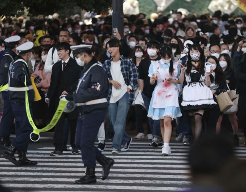 日本涩谷每逢万圣节都会有大量人群聚集。