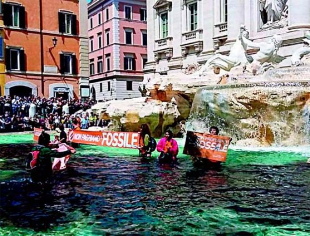 意大利氣候环保人士在罗马许愿池污染水源。