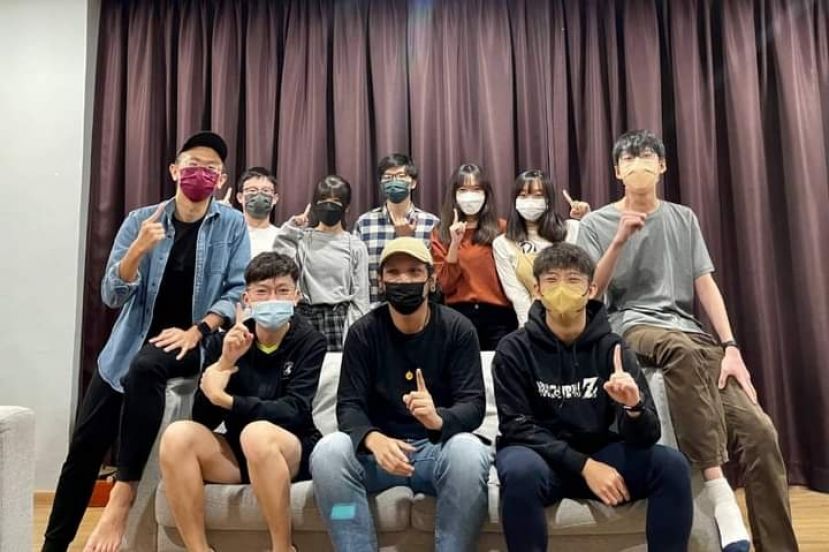 上面一排左起：孙振展、郑维、刘芯彤、傅弘恩、黄可婷、段盈希、刘利丰。下面一排左起：李靖、AOK Studio负责人、邓主扬。