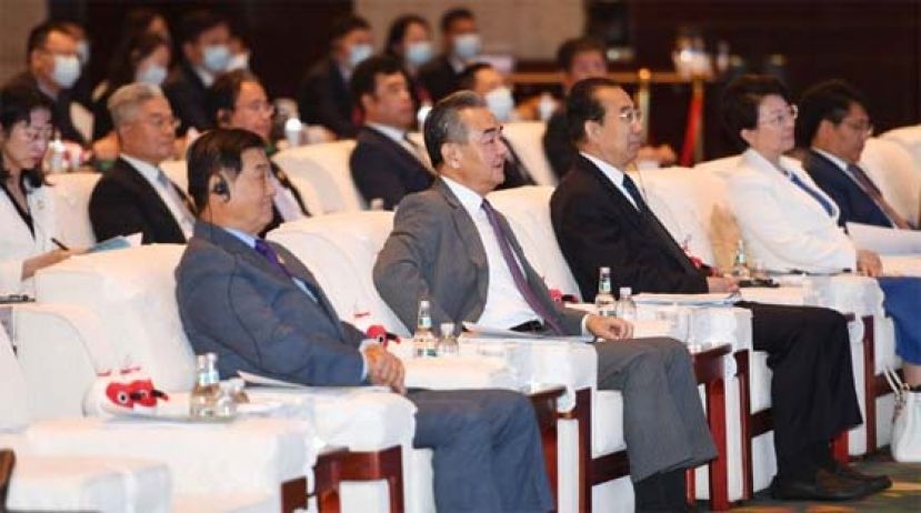  #国际王毅（前排左二）3日在青岛出席2023年中日韩合作国际论坛开幕式并致辞。