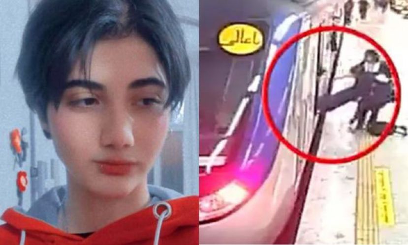 网路上流传，少女疑似因为没戴头巾被拖下车厢的画面。
