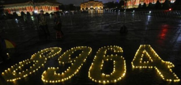 六四37周年，台北晚会雨中哀悼死难者。