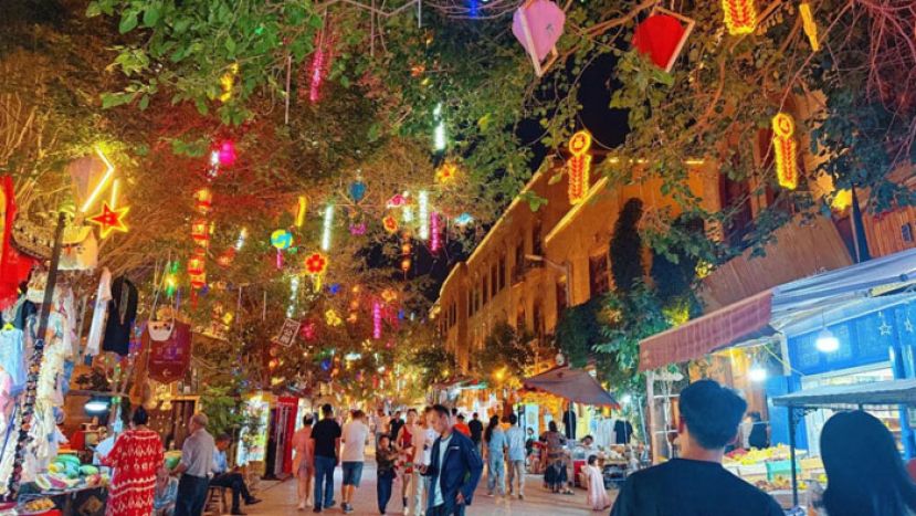 喀什古城景区恰萨路装扮靓丽。