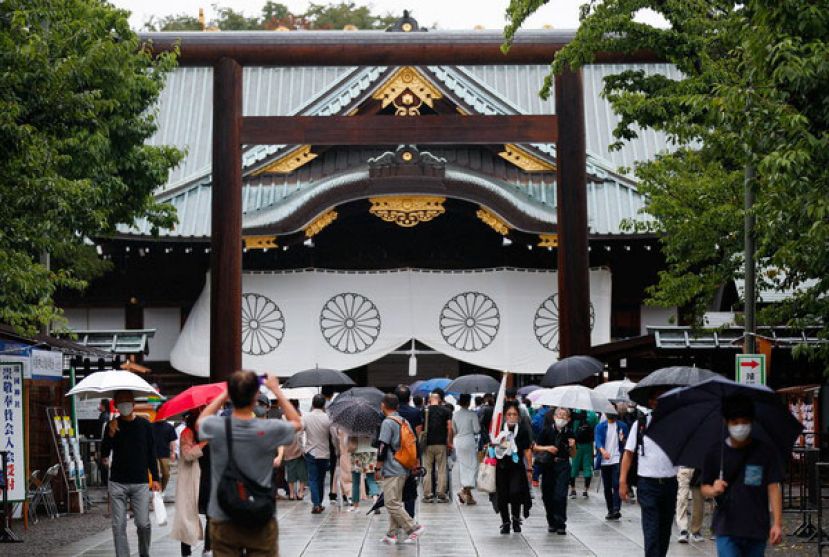 日本首相岸田文雄15日自费向靖国神社献上玉串料（祭祀费）。