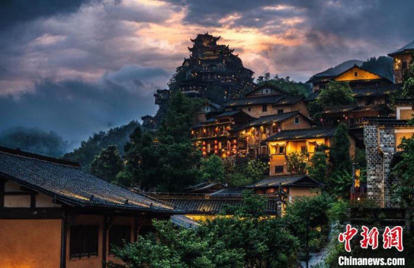 江西省上饶市望仙谷景区的悬崖民宿群。