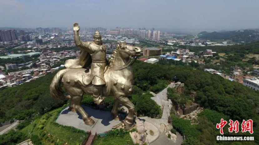 福建泉州大坪山顶的郑成功铜像。