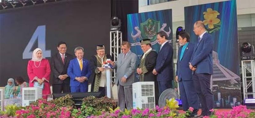 砂总理拿督巴丁宜丹斯里阿邦佐哈里（左五）在古晋南市市政局前方的场地，为古晋城市日36周年庆典主持开幕时影。