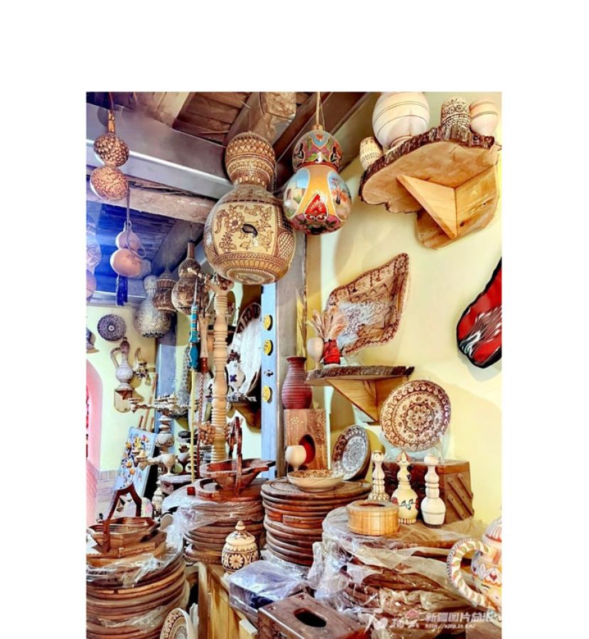 喀什古城里临街的木质手工艺品店。