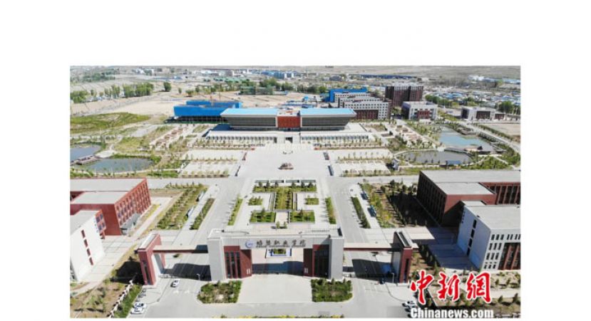 艾黎提出&ldquo;手脑并用，创造分析&rdquo;的职业教育理念，在该校得以延续。图为航拍位于甘肃张掖市山丹县的培黎职业学院。