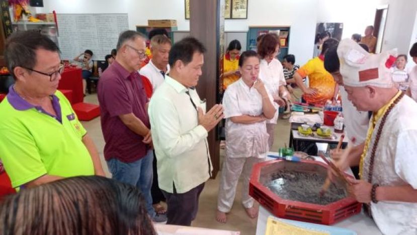 龙华神笔钟金瑞（右）请济公师尊挥柳特鸾钦点方文祥太平局绅（左2）为济兴善社顾问。左为紫卯阁阁长温燕清、左3起是济兴善社社长陈瑞兴、紫戊阁阁长官锦镇。