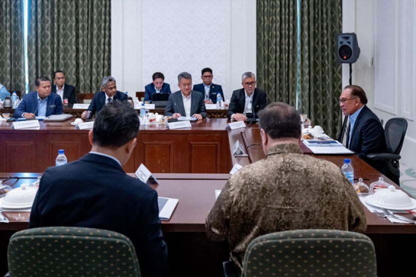 首相安华主持国家投资理事会会议。