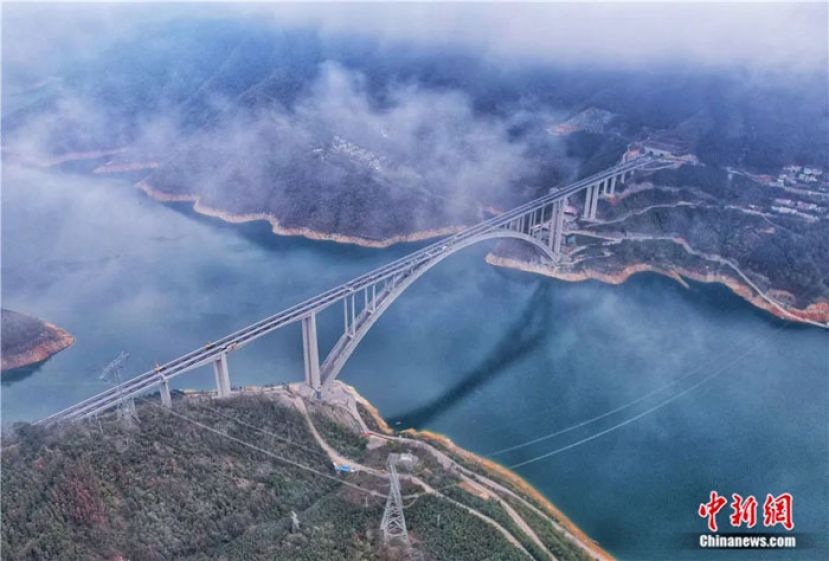 世界最大跨径拱桥──天峨龙滩特大桥。
