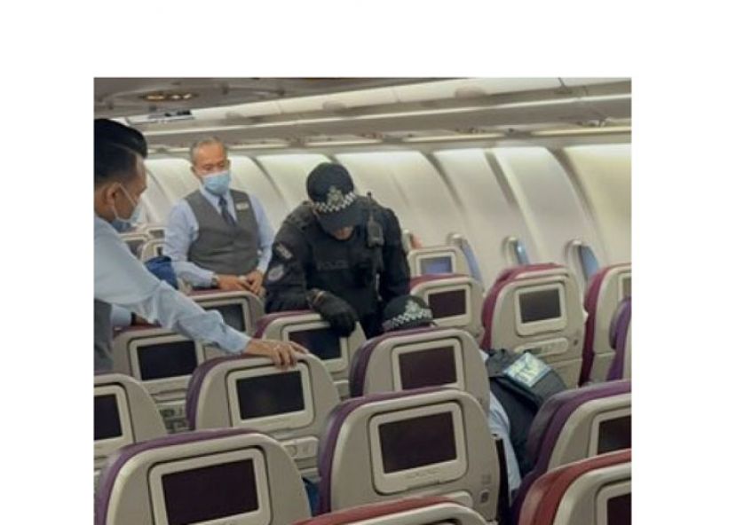 执法人员正在制服滋事者。（乘客拍摄照片上传网络）