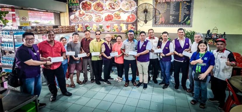 紫辉阁2026年丙午新春布施大会筹委会一行人拜访阿莎再也社区领袖，邀请他们参与是项布施大会及出任活动顾问。左一起为紫辉阁青年团团长谢嵩丶端必腊区甲必丹鈡传笑丶儒慕间巴刹甲必丹陈晓晴丶紫辉阁副财政刘良俊丶甲必丹杨仲庆丶甲必丹陈伟勤丶副阁长李勇录丶三密甲必丹黄幼琴丶本曼查杨慈 德丶阁长蔡岷谷丶本固鲁张伟平丶总务彭国良丶筹委主席蔡枚倧丶阿莎再也区甲必丹蔡锦强丶达拉昔区甲必丹陈秋霞及儒慕间区甲必丹李健业合影。