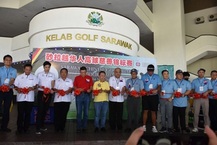 砂副总理拿督斯里沈桂贤（左六）、晋汉连省华总会长拿督黄良杰（左五）及砂华青总团长林学定（左七）与嘉宾们为高尔夫球赛主持剪彩。