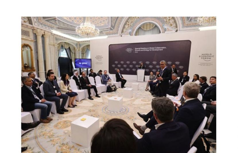首相安华在利雅德与逾50名工商界领袖举行圆桌会议。
