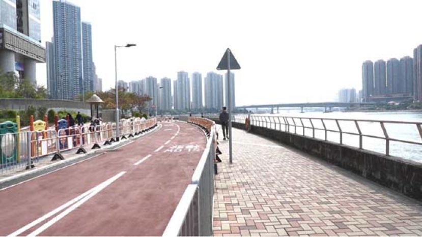 海之恋商场旁的栏杆相对正常，但新建的单车径栏杆阻挡了另一旁的游乐设施。