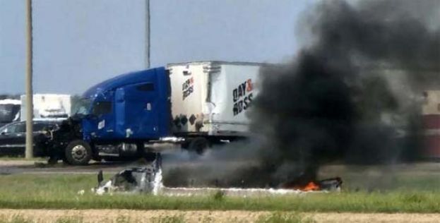 加拿大发生严重车祸至少15死 现场燃起大火！