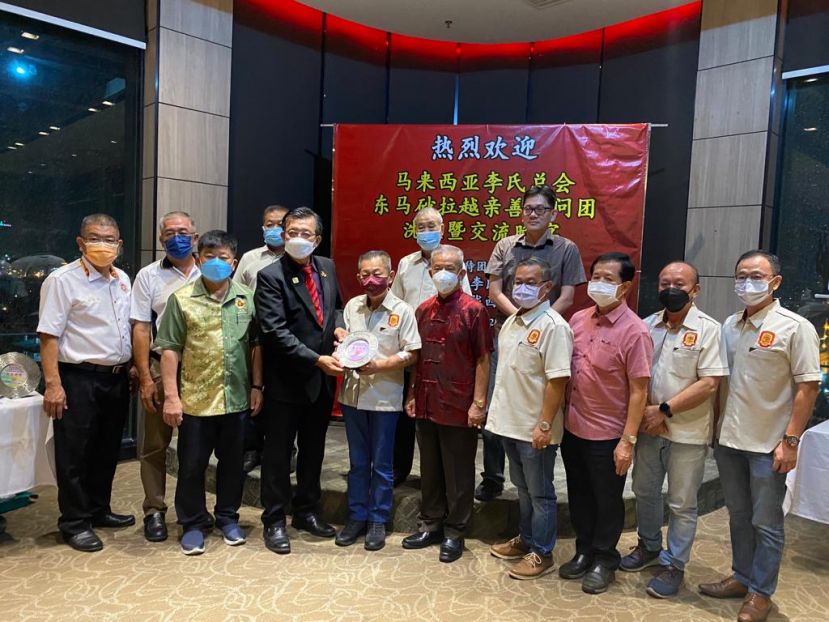 李荣丰（前排左四）在众嘉宾的陪同下，赠送纪念品予李开生（前排右六）。