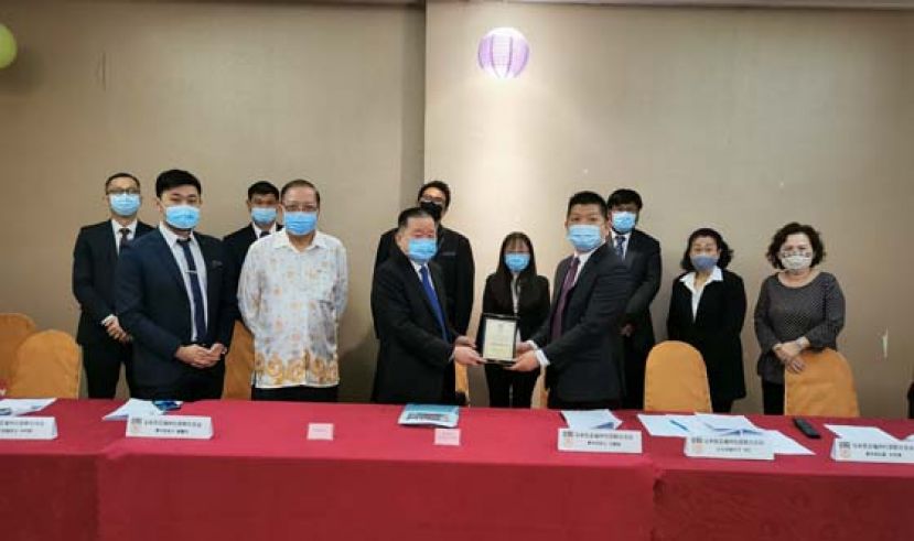 青年总团团长苏腾逸（右四）移交纪念品予总会长拿督斯里刘为强太平局绅时摄。左四为马福秘书刘锦虎，右五则是刘亿。