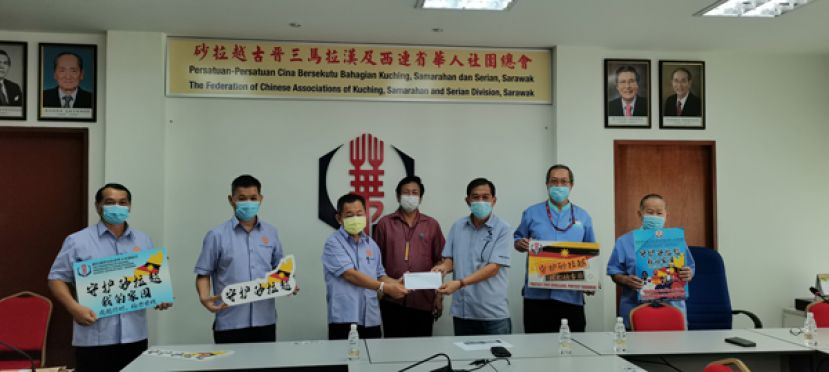 砂拉越陇西公会署理会长李开生（左三）代表移交40名捐款者及9525令吉义款给华总&ldquo;支援砂拉越抗疫基金&rdquo;工委会，由华总秘书长林亚德（  右三）代表接收。左一起为陇西公会财政李永雄、秘书彭国良。右一起为筹款主任钟名宝、工委会主席郭应茂及华总署理会长拿督王长福（中  ）见证。