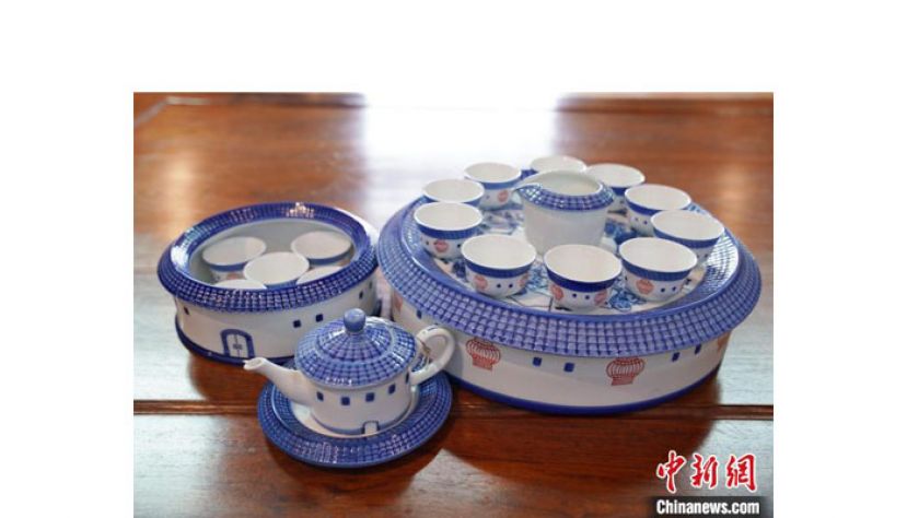 以客家围龙屋为造型的青花瓷茶具。