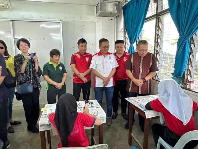 2025年马潮联青学艺赛晋汉连省区赛事在晋中举行时也吸引巫裔学生参加书法比赛。（档案图）