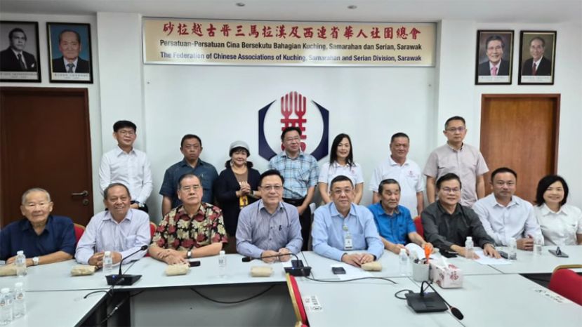 会长拿督斯里黄良杰（前排左五）及新春晚宴筹为会主席兼副会长陈瑞光（前排左四）及众理事摄于新闻发布会上。