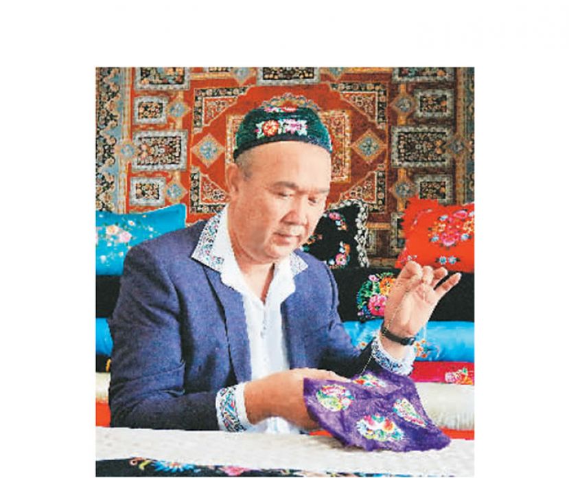 卡德尔在制作刺绣。