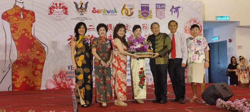 砂拉越华人妇女总会会长杨邲钫（右四）的见证下，筹委会主席刘碧云（左三）移交纪念品予主宾拿督黄鸿圣（右三）时影。右起为砂拉越华人妇女总会顾问李錦秋、拿督余志豪、左起为筹委会联合主席何姿霖以及砂拉越华人妇女总会顾问刘秋英。